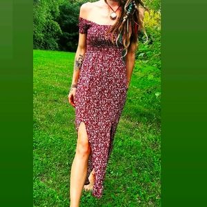 Maxi dress. Size Medium! Burgundy! White floral!